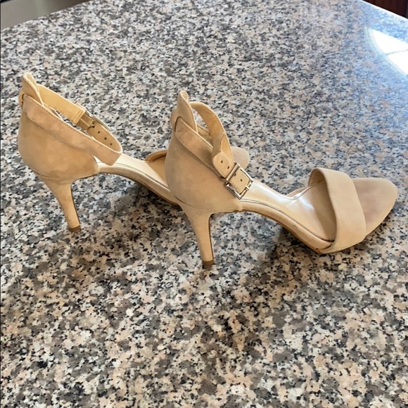 Jessica Simpson size 6 1/2 beige faux suede heels - Picture 4 of 9